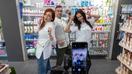 De izquierda a derecha: Balbina García Vilaplana, Néstor Carrión Pérez y Beatriz Gutiérrez Ruiz, durante la realización de uno de los vídeos que cuelgan en sus redes sociales