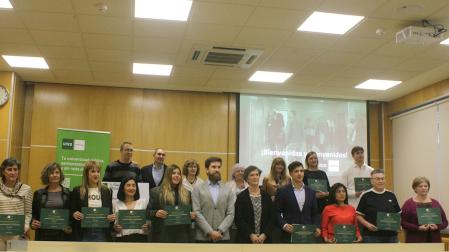 Alumnos distinguidos por su trayectoria o expediente, profesores y autoridades, este miércoles por la tarde en el Día de la UNED, en el centro de Pamplona