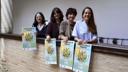 Desde la izda., Myriam Ojer, presidenta de la Coral Ereintza; la concejala de Cultura, Ana Duarte; Mª José Veintemilla, secretaria de la coral; y la nueva directora, Estitxu Castellano