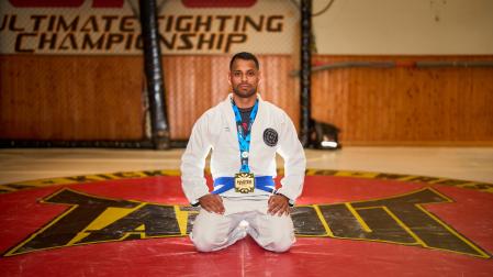 Andrey Augusto con la medalla de oro del Master Europe Championship en el tatami del gimnasio Boxrus.
