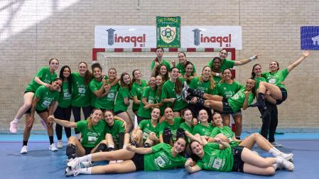 Las jugadoras del primer equipo y del cadete posaron juntas en Villava antes de viajar a San Sebastián para disputar desde este viernes 8 la Copa de la Reina y la Minicopa, respectivamente.