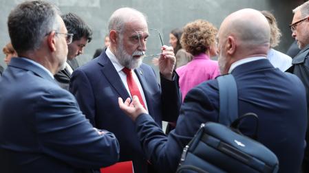 El consejero de Salud, Fernando Domínguez, en el pleno del Parlamento foral