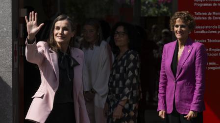 La reina Letizia, junto a María Chivite, salud a su llegada a la sede de la Cruz Roja de la calle Aralar