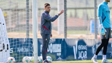 El entrenador del Club Atlético Osasuna, Alessio Lisci, durante el entrenamiento de este jueves en Tajonar