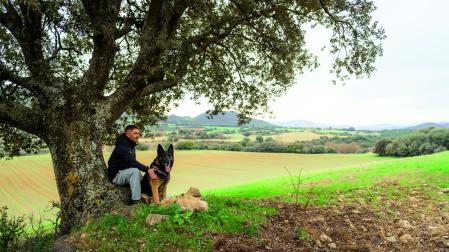 Ahikar Azcona y su perro Kanku, bajo la encina de Igúzquiza en la que hace terapia el actor