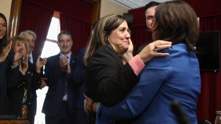 La concejala tránsfuga del PSOE, María Reigosa (i), y la nueva alcaldesa de Lugo, Elena Candia (d), durante el debate de la moción de censura en el Ayuntamiento de Lugo
