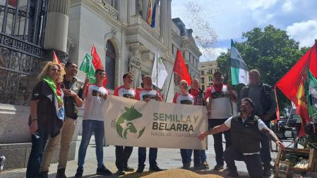Grupo de navarros que han acudido a Madrid para protestar ante el Ministerio de Agricultura.