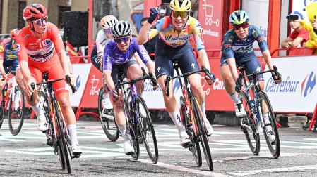La ciclista neerlandesa Mischa Bredewold (Team SD Worx-Protime)celebra el triunfo en la meta de Astorga