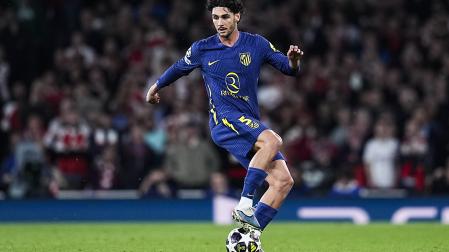 Johnny Cardoso controla el esférico durante el choque de Champions contra el Arsenal