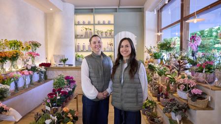 Irene y Julia Arellano Zapatero, en la floristería El Jardín de la calle Iturrama 43 de Pamplona