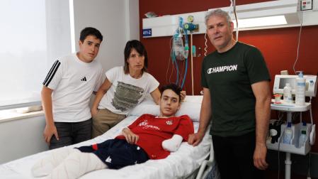 Gorka, junto a su hermano, Oier, y sus padres, Lurdes Mendiburu Vidart y Joxi Goñi Celayeta.