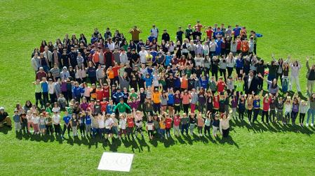 Imagen de grupo de la conunidad escolar del colegio Larraintzar.