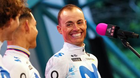 Enric Mas, sonriente, en la presentación de equipos del Giro de Italia en Bulgaria.