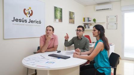 El planificador y educador financiero Jesús Jericó (centro), en una sesión con una familia