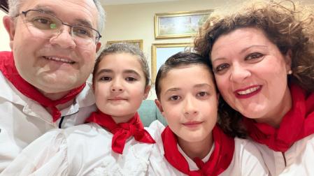Juan Espinosa Valverde, con sus padres, Juan Antonio y Margarita, y su hermana Asunción.