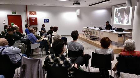 Fernando Turmo en la conferencia ‘Viviendo entre chimpancés’ en la Bilioteca de Navarra.