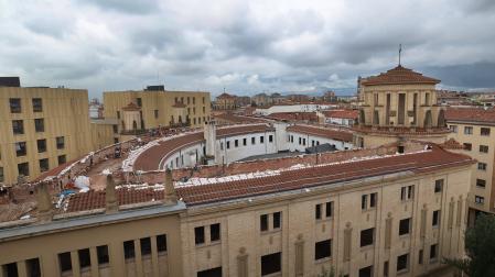 Los trabajos para demontar el tejado del antiguo colegio de Maristas de Pamplona