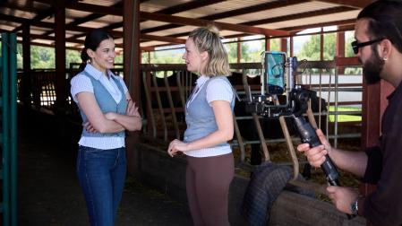 La directora Cristina Ruiz con la actriz Lorena Delgado durante el rodaje