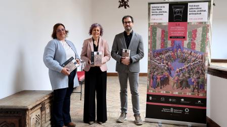 Desde la izda., Marta Ruiz de Alda; Rebeca Esnaola y Mario Lafuente ayer en Estella.