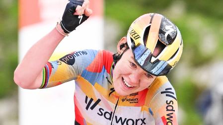 La ciclista neerlandesa Anna van der Breggen (Team SD Worx-Protime) celera el triunfo en la meta de Les Praeres (Nava)
