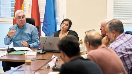 El alcalde, José Manuel Menéndez, se dirige a su grupo, Adelante Beriain Aurrera.