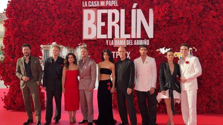 Los integrantes del elenco posan en el photocall de "Berlín y la Dama del Armiño", este viernes en Sevilla.