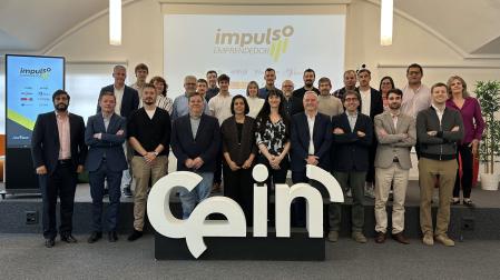 Foto de familia con los mentores y promotores de los proyectos que se han presentado a Impulso Emprendedor
