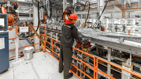 Un trabajador a turnos en una cadena de montaje