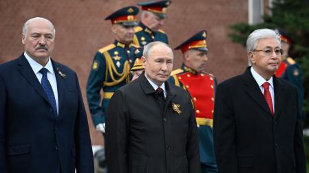 El presidente bielorruso Alexander Lukashenko, el presidente ruso Vladimir Putin y el presidente kazajo Kassym-Jomart Tokayev asisten a una ceremonia para depositar flores en la Tumba del Soldado Desconocido