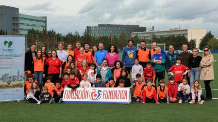 Cardiólogos pediátricos, pacientes, familiares y deportistas, en las instalaciones de Tajonar, donde jugaron un partido de fútbol a pie.