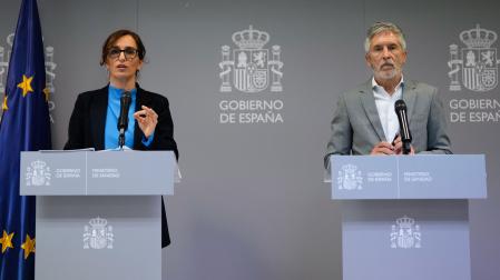 La ministra de Sanidad, Mónica García, durante la rueda de prensa sobre el desembarco del crucero con hantavirus ofrecida junto al ministro de Interior, Fernando Grande-Marlaska, este sábado en la sede del ministerio, en Madrid