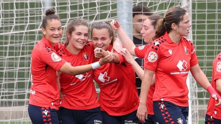 Las jugadoras de Osasuna B celebran uno de los goles de este sábado en Tajonar