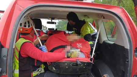 Los bomberos han trasladado en camilla hasta la ambulancia a un peregrino que había sufrido una caída en Zubiri