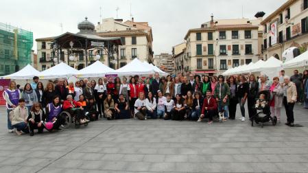 Imagen de representantes de las entidades participantes en el encuentro y otras autoridades, en la plaza de los Fueros de Tudela