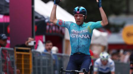 Guillermo Silva celebra su triunfo en la segunda etapa del Giro 2026, que le da también el liderato