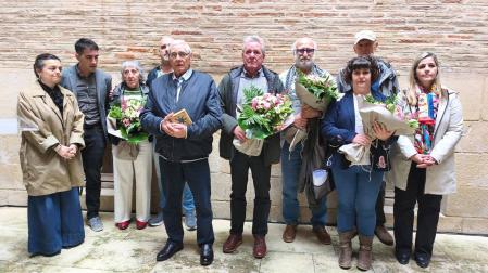 Con los obsequios y flores, desde la izda., Bernarda Urra, herida en Montejurra; José Luis y Miguel García Pellejero, hermanos de Ricardo; Josu Herce, herido en los sucesos; e Itziar Maya, sobrina de Ricardo. Todos ellos fueron homenajeados en la casa de cultura de Estella