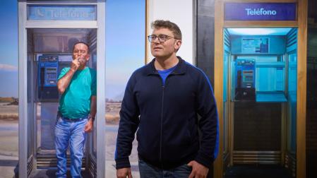 Eduardo Alsasua García, entre dos de sus asombrosas pinturas de la cabina, tan realistas. Están en la Casa de Cultura de ZizurMayor
