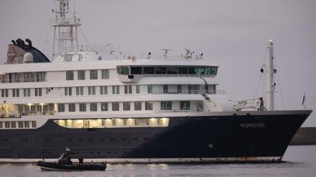El crucero MV Hondius, con un brote de hantavirus a bordo, ya está fondeado en el puerto de Granadilla, en Tenerife