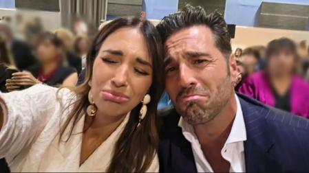 Paula Echevarría y David Bustamante posan juntos en la graduación de su hija simulando llorar de la emoción
