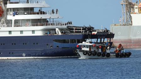 Fotos del desembarco de los pasajeros del crucero MV Hondius y su traslado al aeropuerto de Tenerife Sur