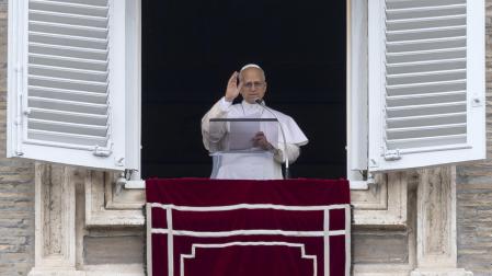 El papa León XIV, durante el rezo del Regina Coeli