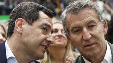El presidente del PP, Alberto Núñez Feijóo (d), y el candidato popular a las elecciones de Andalucía y actual presidente de la Junta, Juanma Moreno, durante un mitin este domingo