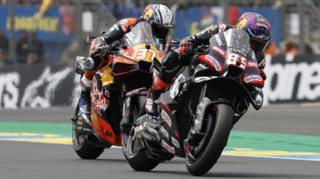 Los pilotos españoles Jorge Martín (derecha) y Pedro Acosta (izquierda), en acción durante la carrera de MotoGP en el Gran Premio de Francia de Motociclismo en Le Mans