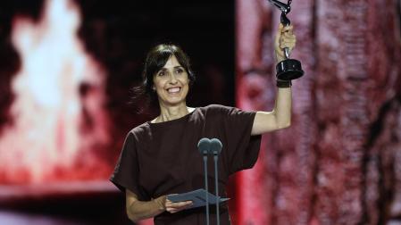 La cineasta española Eva Libertad recibe el premio a mejor ópera prima por su película 'Sorda' en los Premios Platino 2026