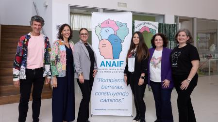 De izda a dcha: Oscar Arriazu (terapeuta) y las madres de ANAIF Paloma Pérez Miguel, Sonia Boza Cerrillo, Aitziber Muñoz Rubio, Isabel Idoate Ochoa y Maialen Setuain Ayesa, en la Casa de Cultura de Berriozar.