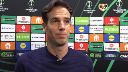 Íñigo Pérez atiende a los medios tras lograr el pasaporte para la final de la Liga Conferencia