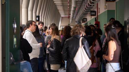 Los pasillos de la UPNA minutos antes del inicio de la prueba