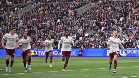 Los jugadores del Arsenal celebran el gol de Trossard (derecha)