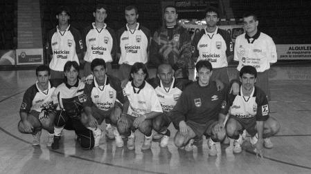 Los jugadores del Carsal Xota que ascendieron a la máxima categoría, entonces División de Honor, son (arriba de izda. a dcha.) Keko, Eseverri, Héctor, Moyano, Óscar, Tato, y abajo (de izda. a dcha.) Pantxis, Imanol, Evandro, Evaristo, Afranio, Unai y Bisu.