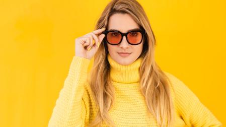 Una mujer con gafas de cristales amarillos